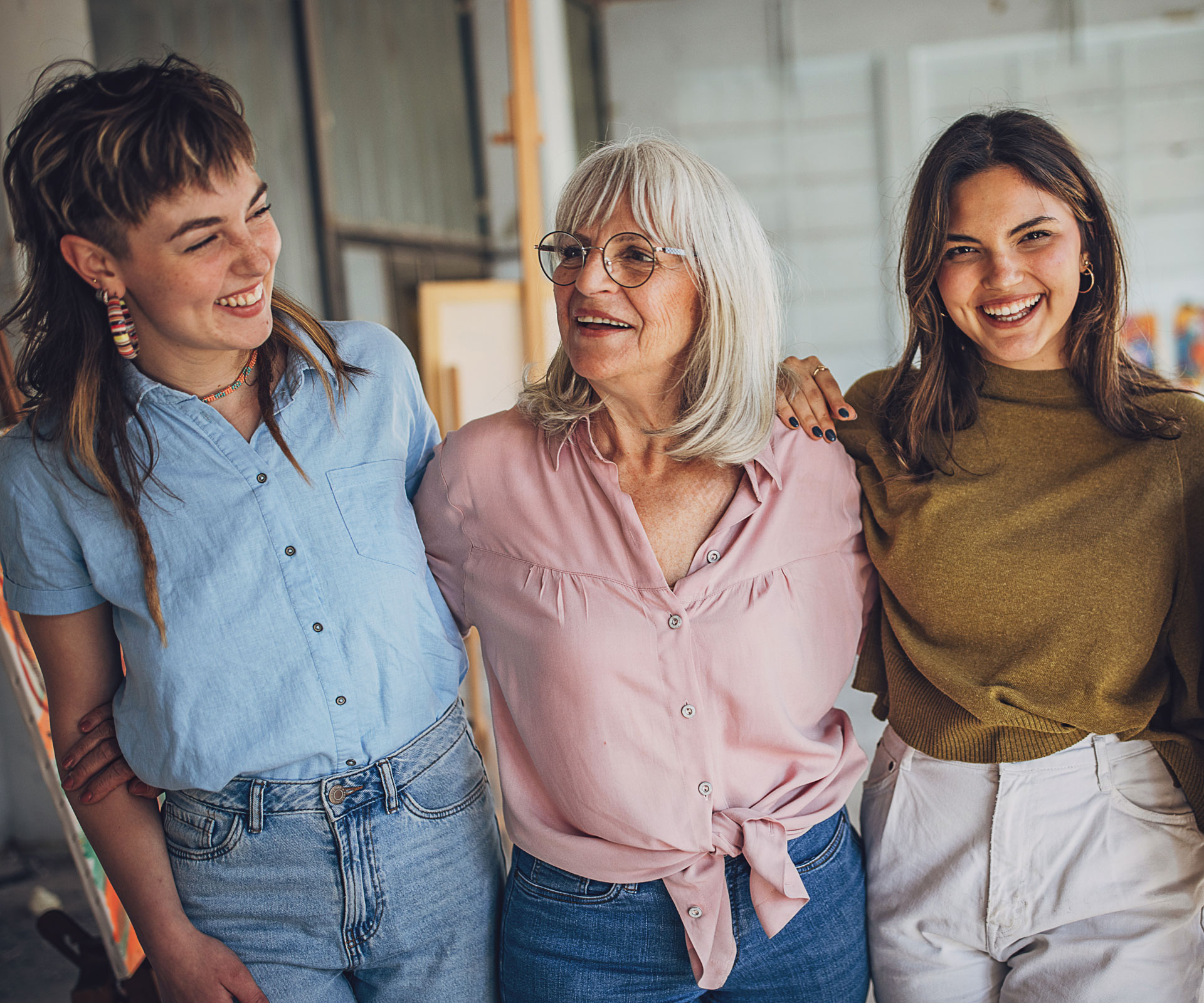 Drei lächelnde moderne Frauen, verschiedenen Alters, bei einer Netzwerkveranstaltung des Frauen Fairnetzt Oberhausen