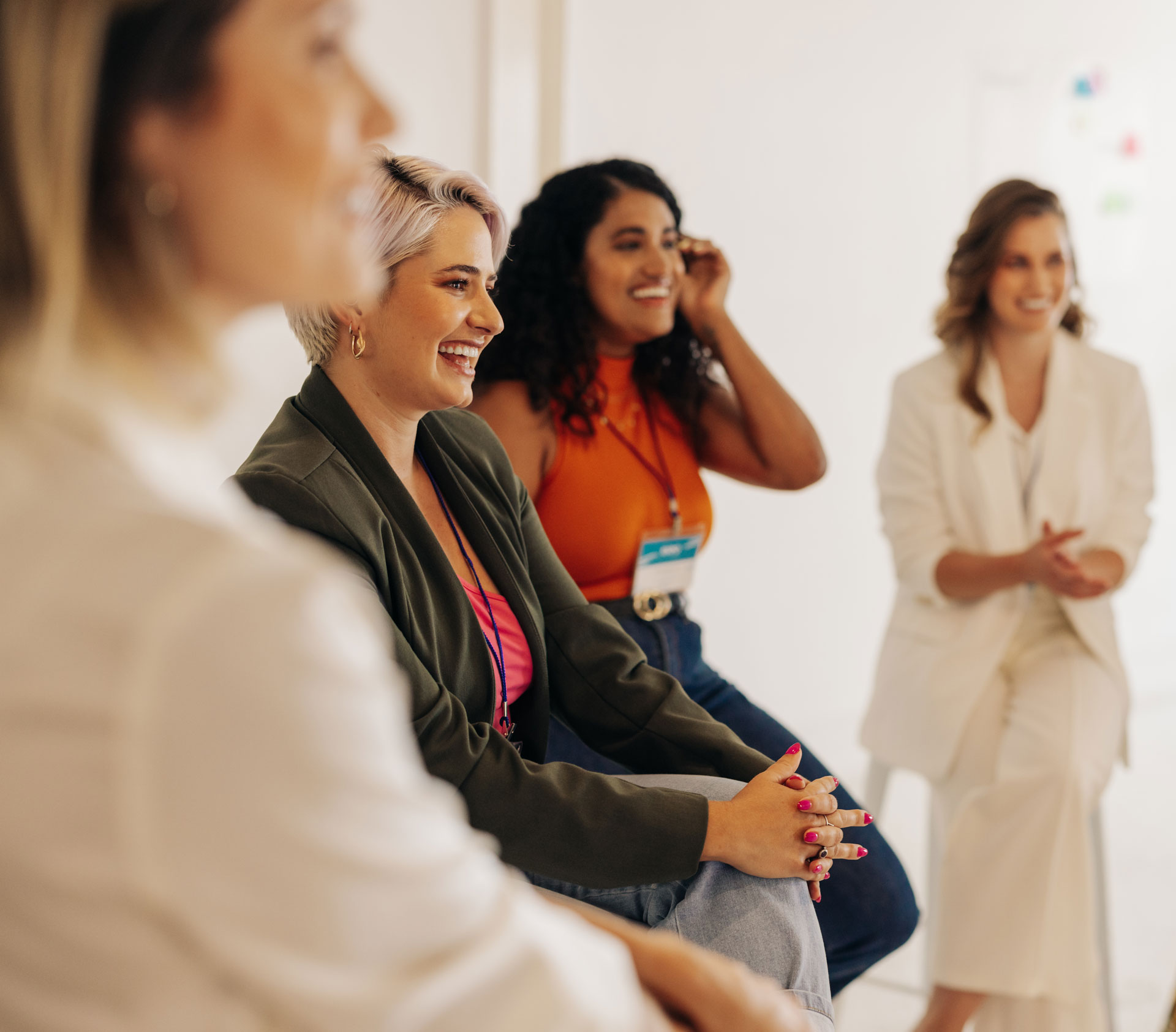 Eine Gruppe junger Frauen auf einem Live Event der Frauen Fairnetzt Oberhausen