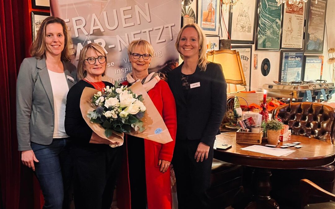 Vier Frauen stehen vor einem Roll Up mit der Aufschrift FRAUEN-FAIRNETZT